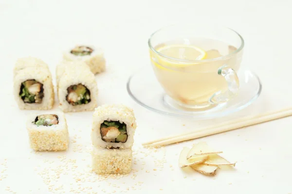 Rotolo di sushi al sesamo e tè allo zenzero — Foto Stock