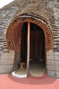 Ruanda Müzesi 'ndeki kral kulübesine giriş.