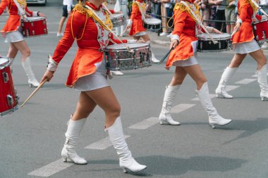 Geçit töreninde genç kız davulcu. Sokak performansı. Majoretler geçit töreninde
