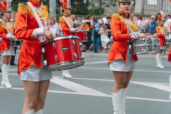 Geçit töreninde genç kız davulcu. Sokak performansı. Majoretler geçit töreninde
