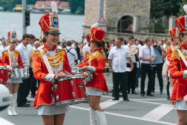 Ternopil, Ukrayna 2 Temmuz 2021: Geçit töreninde kırmızı üniformalı genç kız davulcu. Sokak performansı. Majorette 'lerin geçit töreni