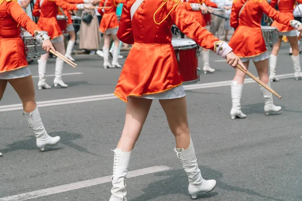 Chicas jóvenes bateristas en el desfile. Actuación callejera. Majorettes en el desfile —  Fotos de Stock