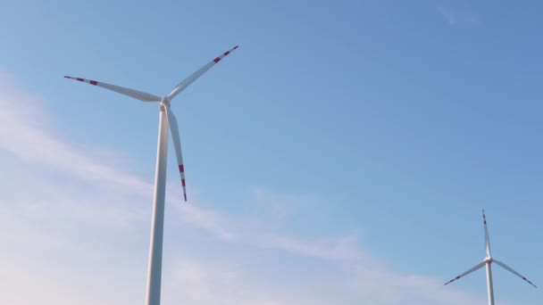 Turbina eólica moderna girando no céu azul claro no fundo. Electricidade ecológica — Vídeo de Stock