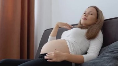 Hamileliğin ikinci üç ayında hamile ve açık tenli bir kadın boğuluyor.