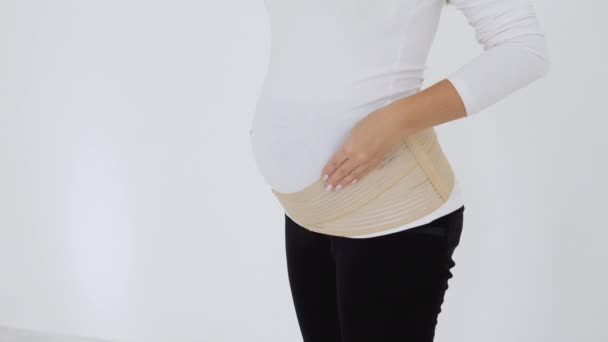 Femme enceinte porte un bandage pour les femmes enceintes — Video