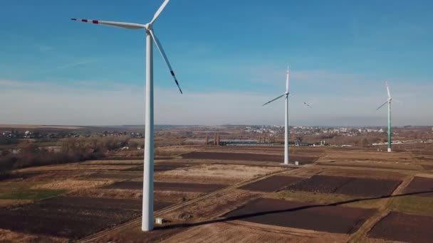Fotografia aerea di mulini a vento in una centrale elettrica ad aria. turbine eoliche che generano energia rinnovabile pulita — Video Stock