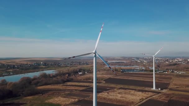 Flygfotografering av väderkvarnar vid ett luftkraftverk. Vindkraftverk — Stockvideo