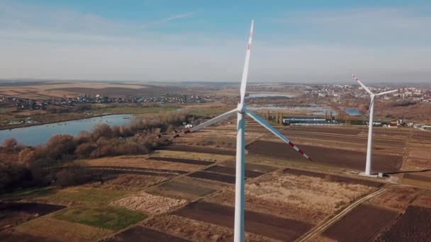 Fotografia aérea de moinhos de vento em uma usina de energia aérea — Vídeo de Stock