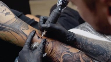 Koreli bir kadının yüzüne dövme yaptırma süreci