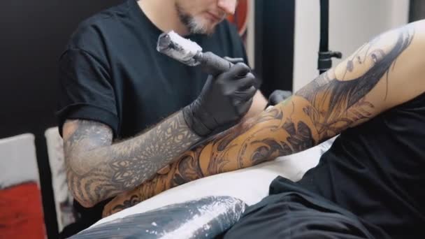 Bel tatuaggio su tutto il braccio. Disegno di una macchina del tatuaggio sulla pelle chiara — Video Stock