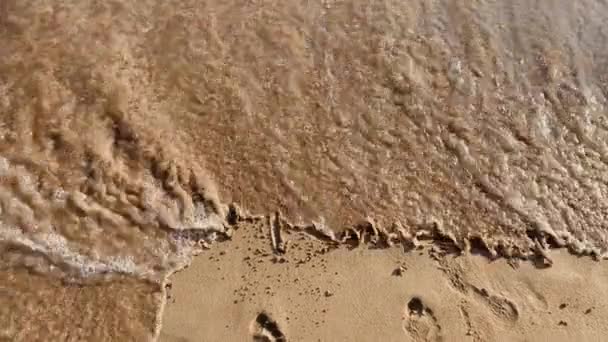 Η επιγραφή ψύχρα στην άμμο ξεπλένεται από τα κύματα — Αρχείο Βίντεο