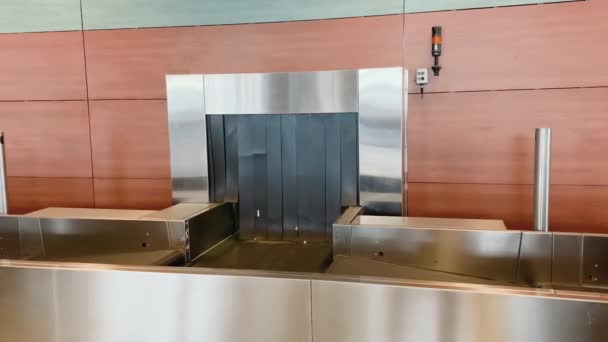 Suitcase moving on the luggage conveyor belt in the passenger terminal airport — Stockvideo