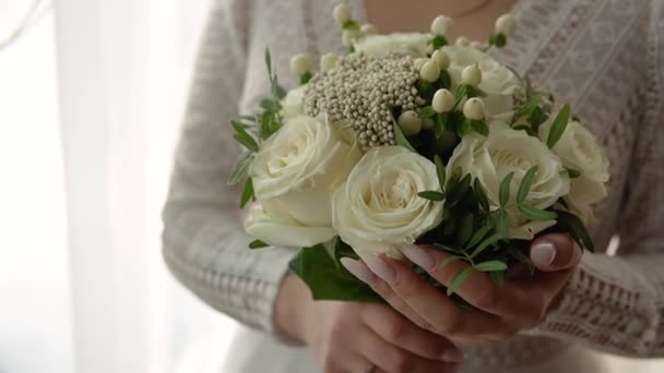 Closeup of the bride holding her wedding bouquet — Stock Video