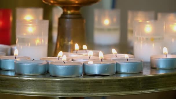 Kaarsen branden in de christelijk-orthodoxe kerk — Stockvideo