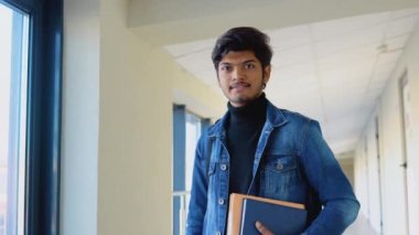 Üniversitede kitapları olan Hintli bir öğrenci. Yeni modern tam işlevsel eğitim tesisi. Eğitim kavramı