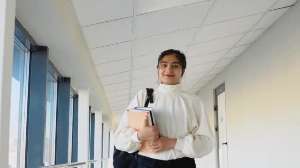 Indian woman student walking down the corridor of the university. Education concept — Stockvideo