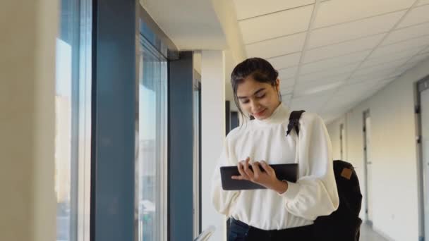 Indian woman student with a tablet in the university. New modern fully functional education facility. Concept of online education — Video Stock