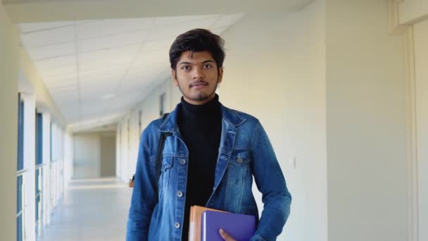 Indian student with a books in the university or college. New modern fully functional education facility. Education concept — Vídeo de Stock