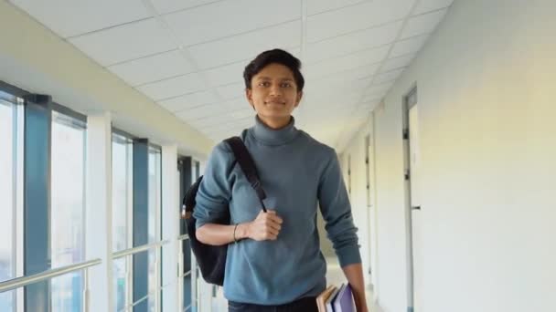 Indian student walking down the corridor of the university. Concept of online education — Vídeo de Stock