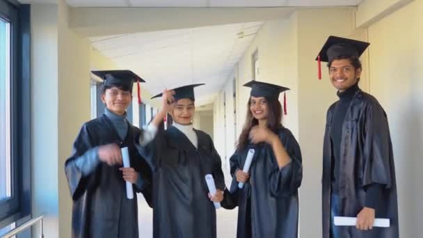 A group of indian students with diplomas stand in the university building — Vídeo de Stock