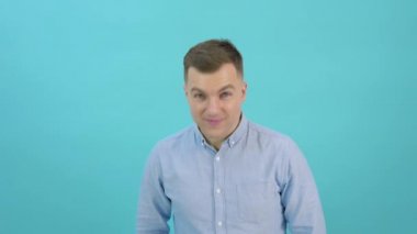 Mavi gömlekli bir adam başını kaldırır ve baş parmağı havada rıza göstergesi gösterir. İnanılmaz bir reklam.