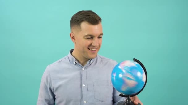 Man globe suitcase blue background — Stok video