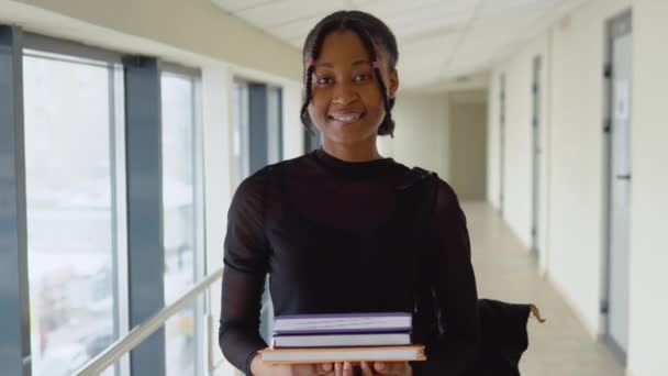 Giovane studentessa africana con un libro all'università. Concetto di educazione online — Video Stock