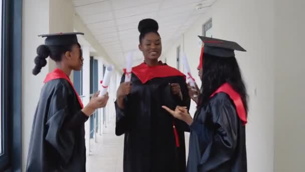 Un gruppo di studenti afroamericani con diplomi comunica nell'edificio universitario. Programma di scambio di studenti tra università di tutto il mondo — Video Stock