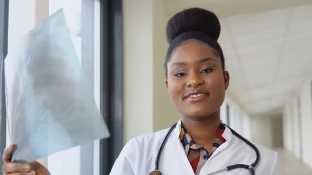 Retrato de médica afro-americana com raio-x pulmonar nas mãos — Vídeo de Stock