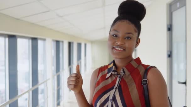 Afroamerikanische Studentin mit einem Buch an der Universität. Bildungskonzept — Stockvideo