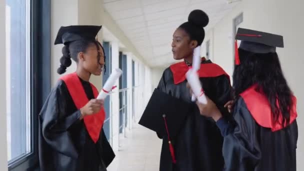 Eine Gruppe afrikanisch-amerikanischer Studenten mit Diplom kommuniziert im Universitätsgebäude — Stockvideo