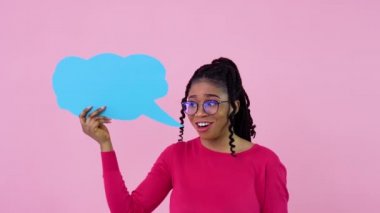 Şirin, Afro-Amerikalı genç bir kız pembe arka planda ifade için posterlerle duruyor. Reklam sloganları için bir yer