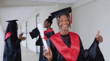 Elinde diplomayla neşeli bir bayan mezun üniversitenin arka planında birbirleriyle konuşan mezunların karşısında duruyor. Dünyanın dört bir yanındaki üniversiteler arasında öğrenci değişim programı