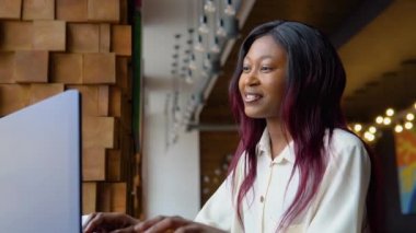 Video sohbet işi görüşmesi ya da uzak dil kursu konsepti. Konferans görüşmesiyle iletişim kuran Afrikalı kadın laptopa bakıyor.