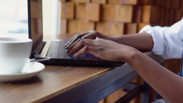 Afro-Amerikaanse zakenvrouw werkt op tablet. Handen aanraken tikken wijzen cloud data social network media — Stockvideo