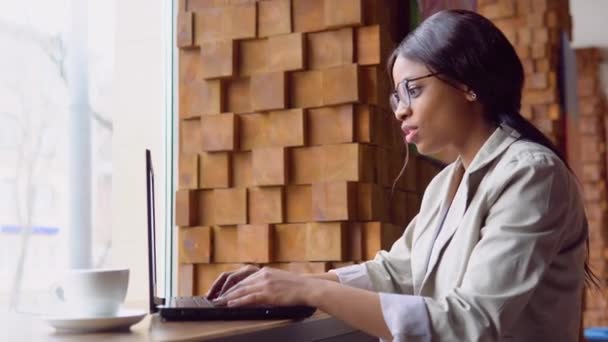 Sorrindo jovem indiana blogger influenciador sentar no café falando olhando para câmera falando fazer vídeo conferência chamada registro estilo de vida blog conceito — Vídeo de Stock