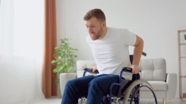 Üzgün engelli adam, tekerlekli sandalyeden kalkmayı başaramadı. Engelliler tekerlekli sandalyeden kalkıp umutsuzluktan bacaklarını dövemez.