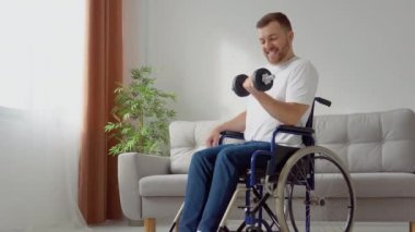 Tekerlekli sandalyedeki engelli atlet, dambıl, ev eğitimi ve fiziksel aktivite ile egzersiz yapıyor. Engelli konsepti