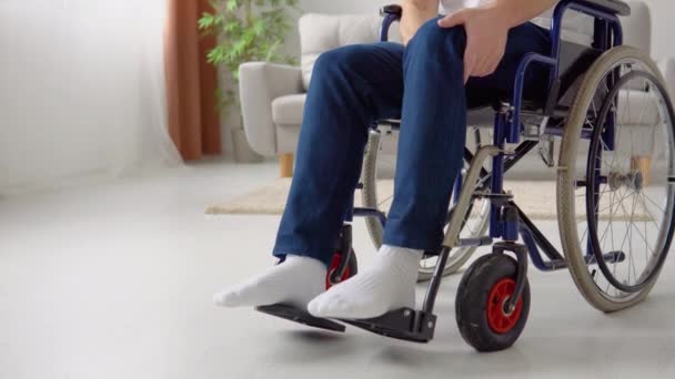 Primo piano di handicappati che hanno difficoltà a salire su una sedia a rotelle — Video Stock