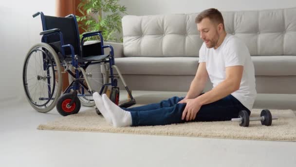 ΑΜΕΑ αθλητής κάνει τέντωμα και ασκήσεις σε φόντο αναπηρική καρέκλα — Αρχείο Βίντεο