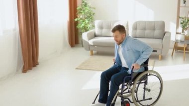 Mutlu engelli kişi tekerlekli sandalyeden kalkar ve iyileşirken sevinir. Engelli konsepti