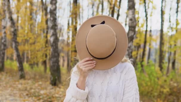 Portrait of smiling happy cheerful woman with brown hat in autumn park — Stock Video