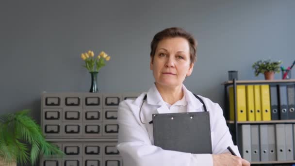 Portrét starší doktorky v její kanceláři — Stock video