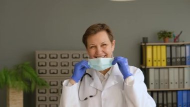 Pozitif kıdemli kadın doktor koruyucu mavi bir maske takıyor. Virüs Koruma