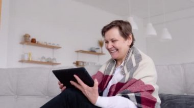 Üst düzey bir kadın web kamerası konferansında konuşuyor. Sosyal uzaklık partisinin tadını çıkarıyor. Evde sanal aile sohbeti.