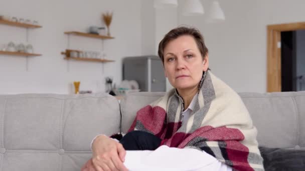 Portrait d'une femme âgée assise sur un canapé — Video