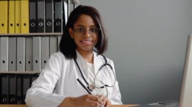 Kendine güvenen yetenekli pratisyen Hintli gözlüklü kadın doktorun portresi.