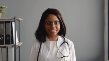 Kendine güvenen yetenekli pratisyen Hintli gözlüklü kadın doktorun portresi.