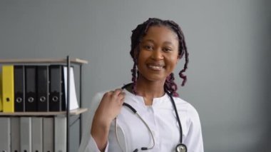 Kendine güvenen yetenekli pratisyen Afrikalı Amerikalı kadın hekimin portresi.