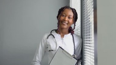 Kendine güvenen yetenekli pratisyen Afrikalı Amerikalı kadın hekimin portresi.